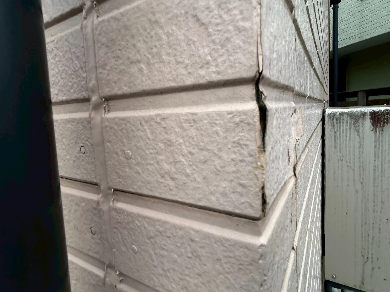 経年劣化により外壁にひび割れが出来ています。