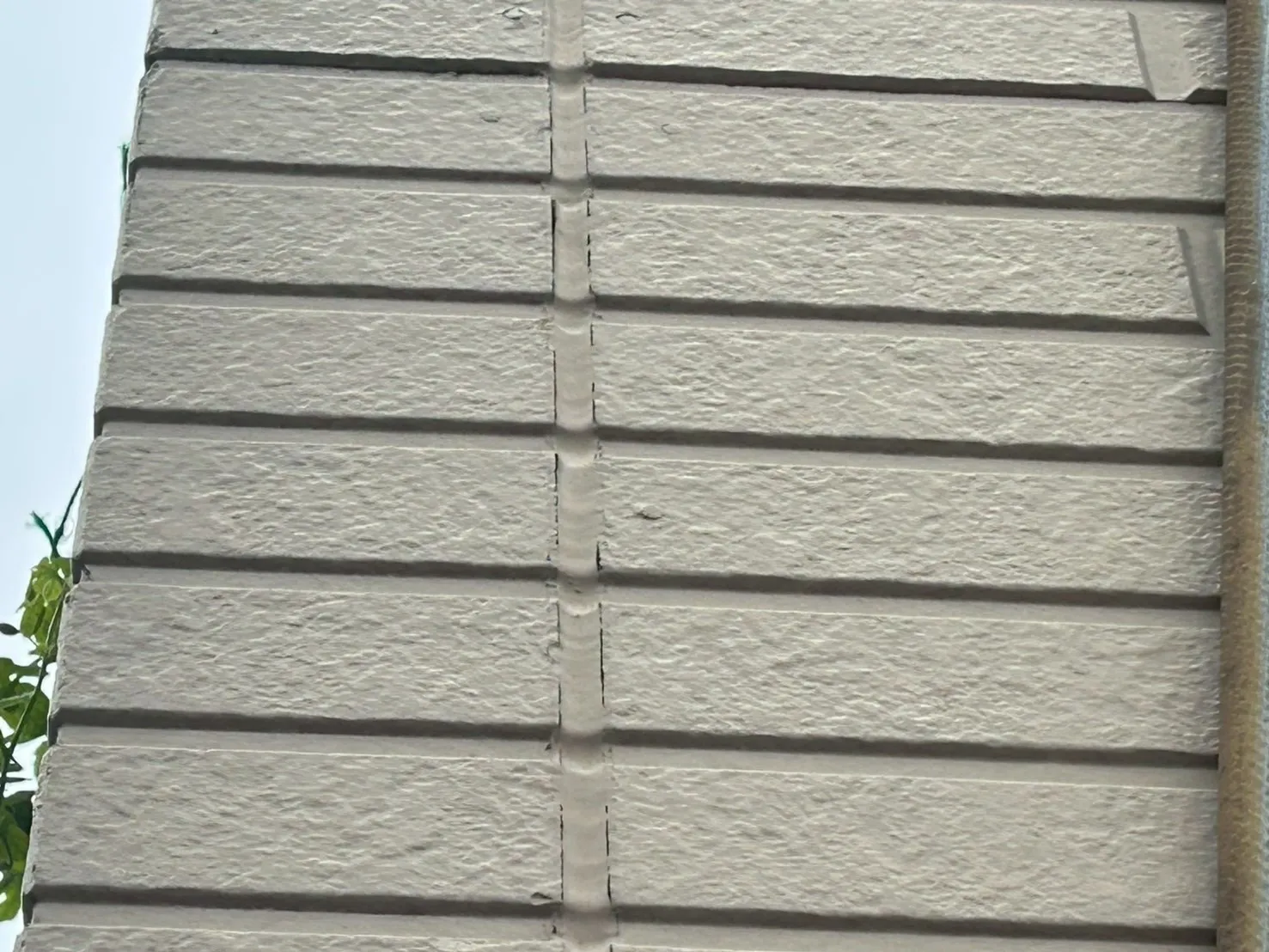 シーリングに隙間ができています。