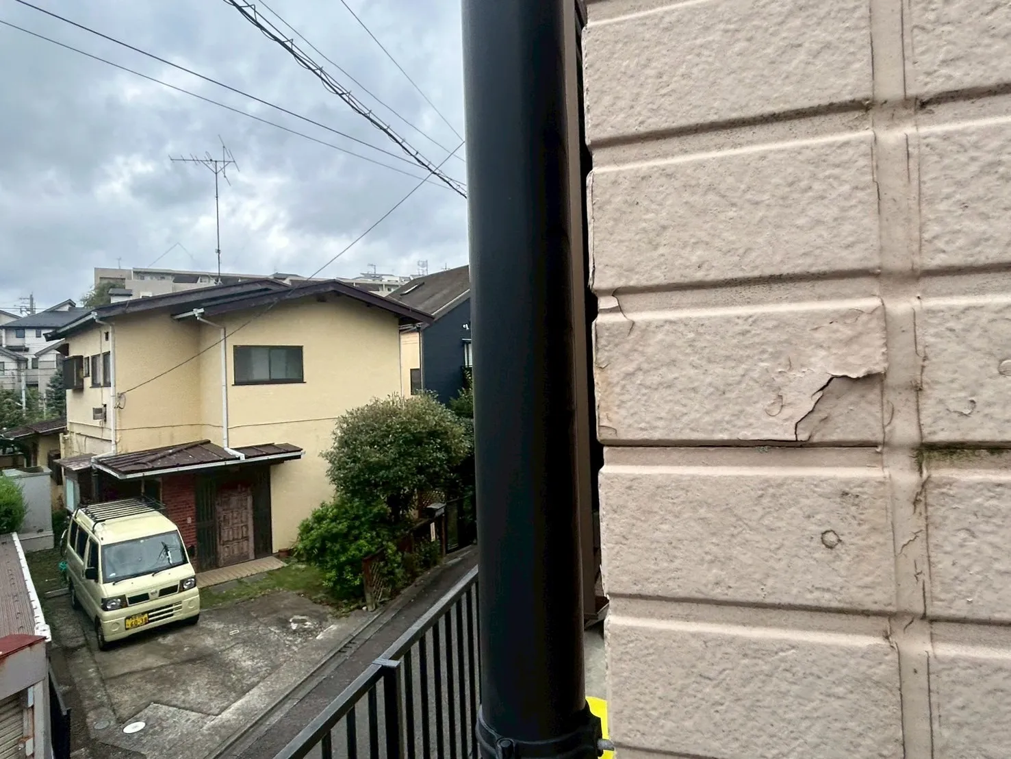 ひび割れています。