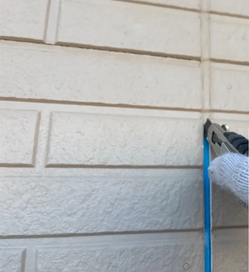 既存のシールを剥がしています。