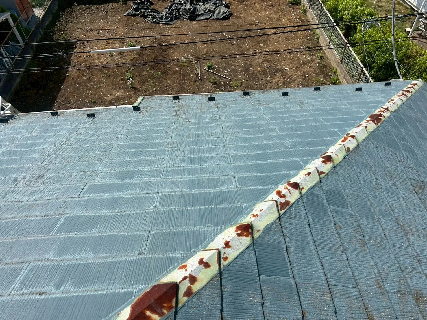 屋根の板金が経年劣化により錆びています。