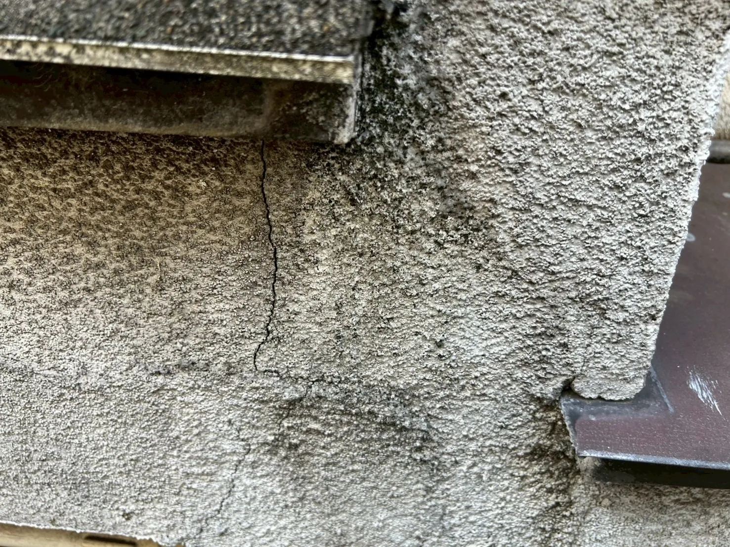 外壁にひび割れが発生しています。