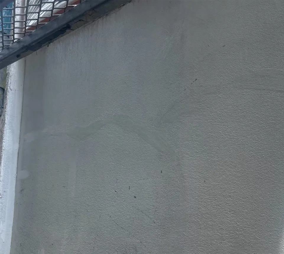 外壁のひび割れを補修しました。