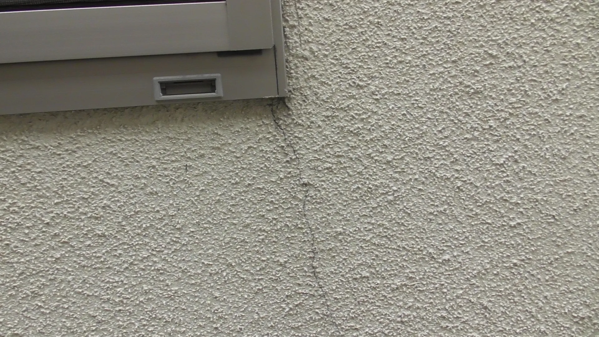 ひび割れが発生しています。