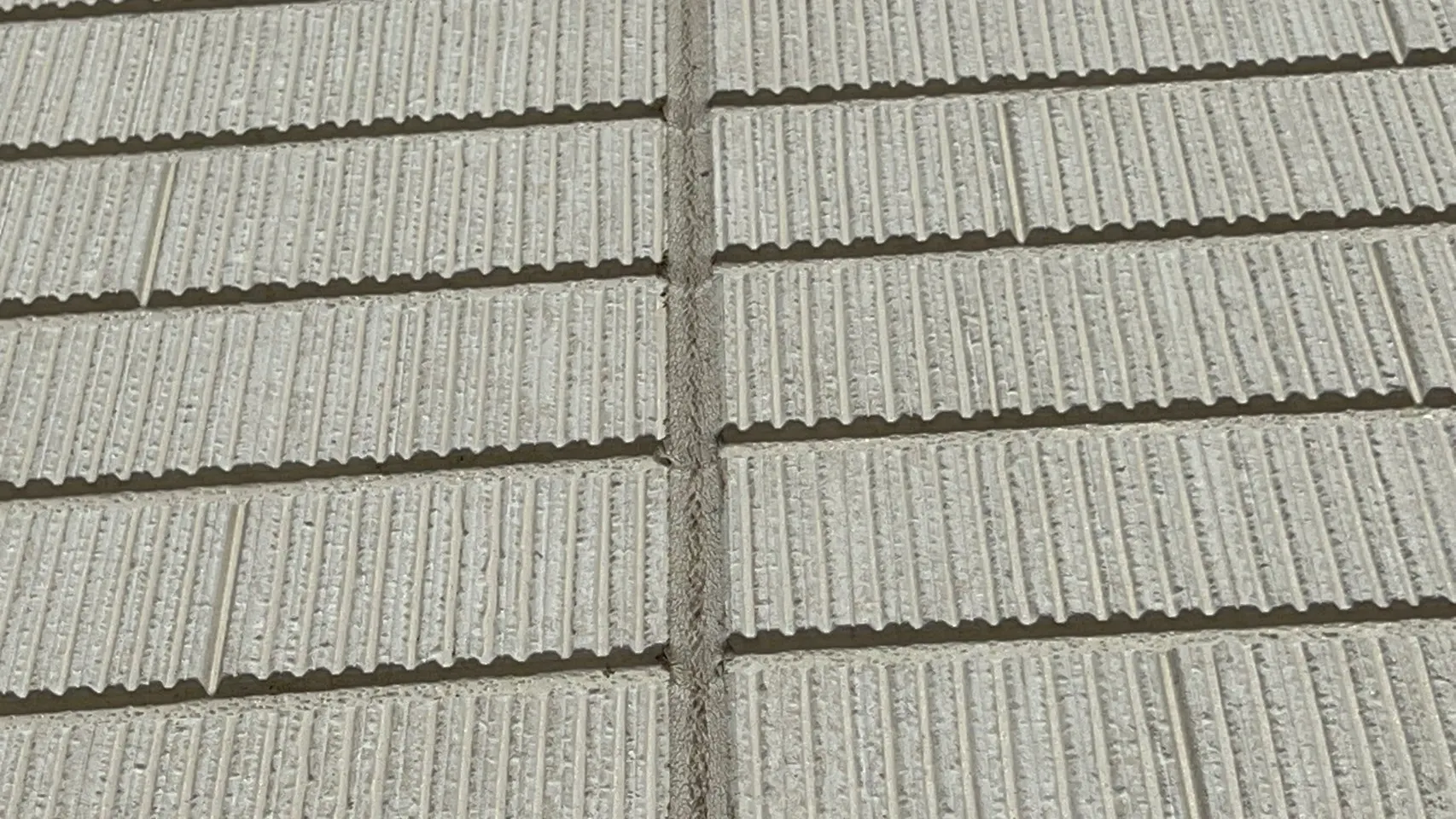 経年劣化によりシーリングにひびが発生しています。