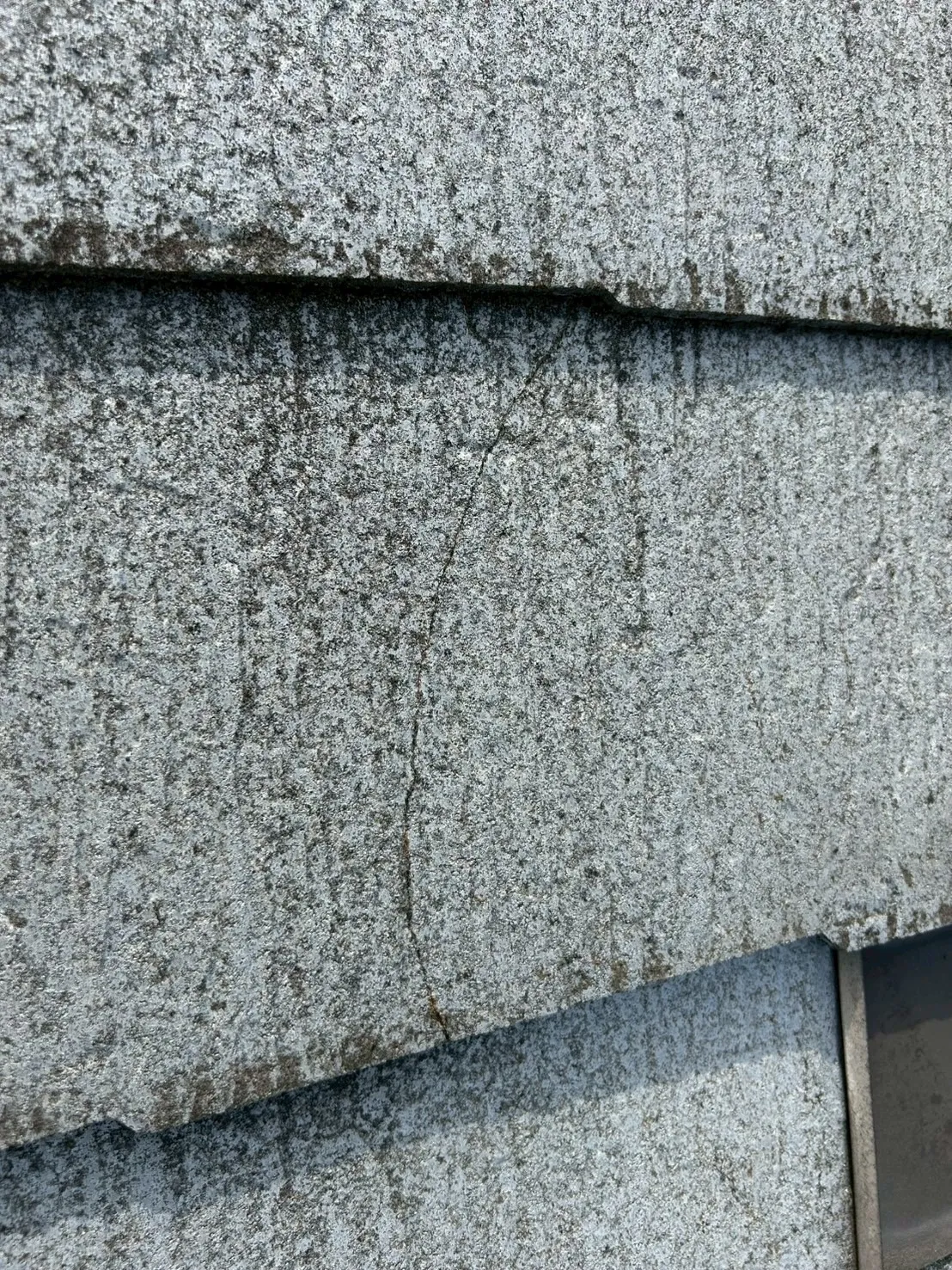 屋根の瓦が割れています。