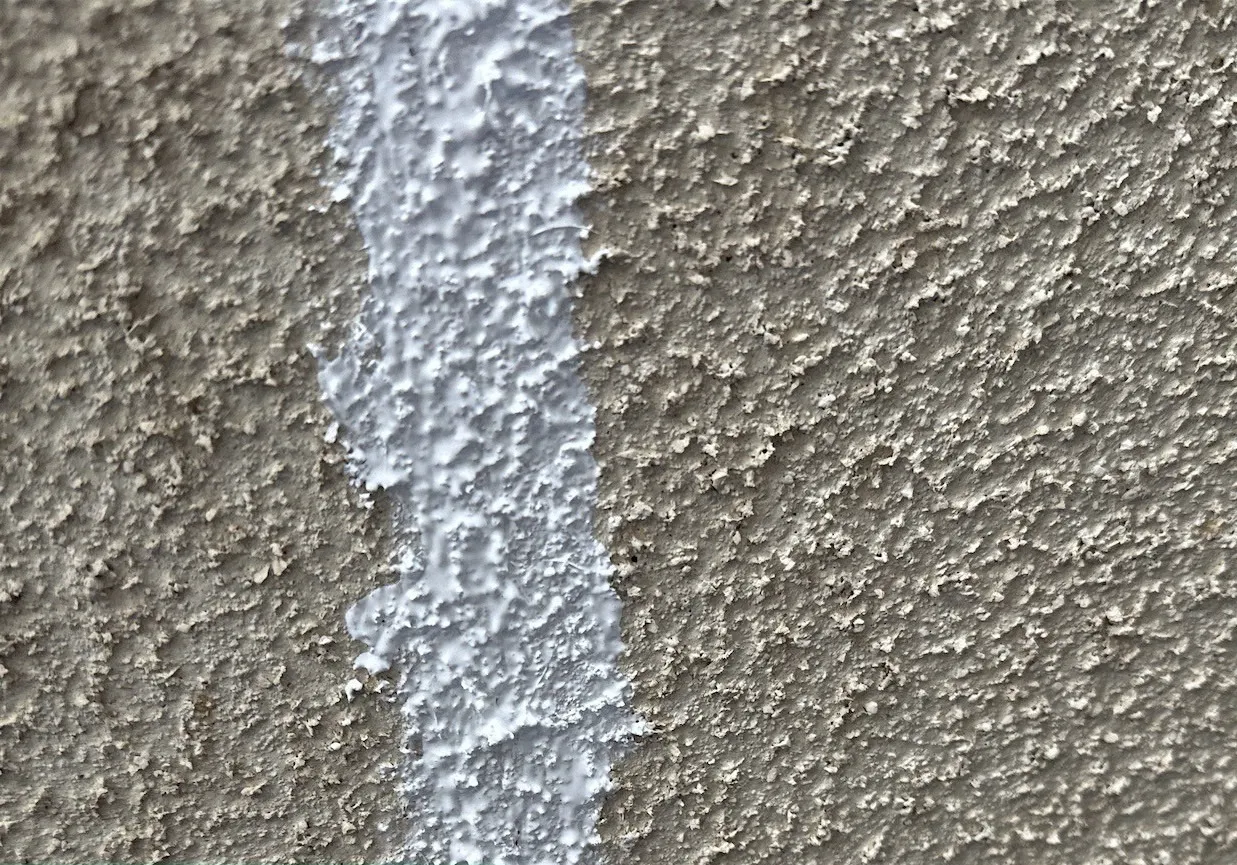 外壁のひび割れを補修しました。