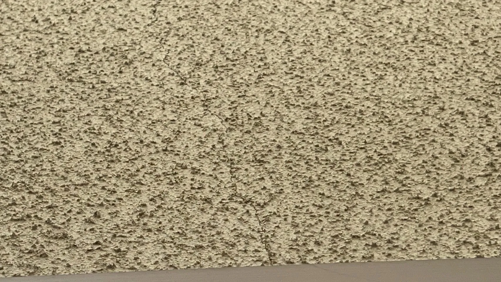 外壁表面にひび割れが発生しています。