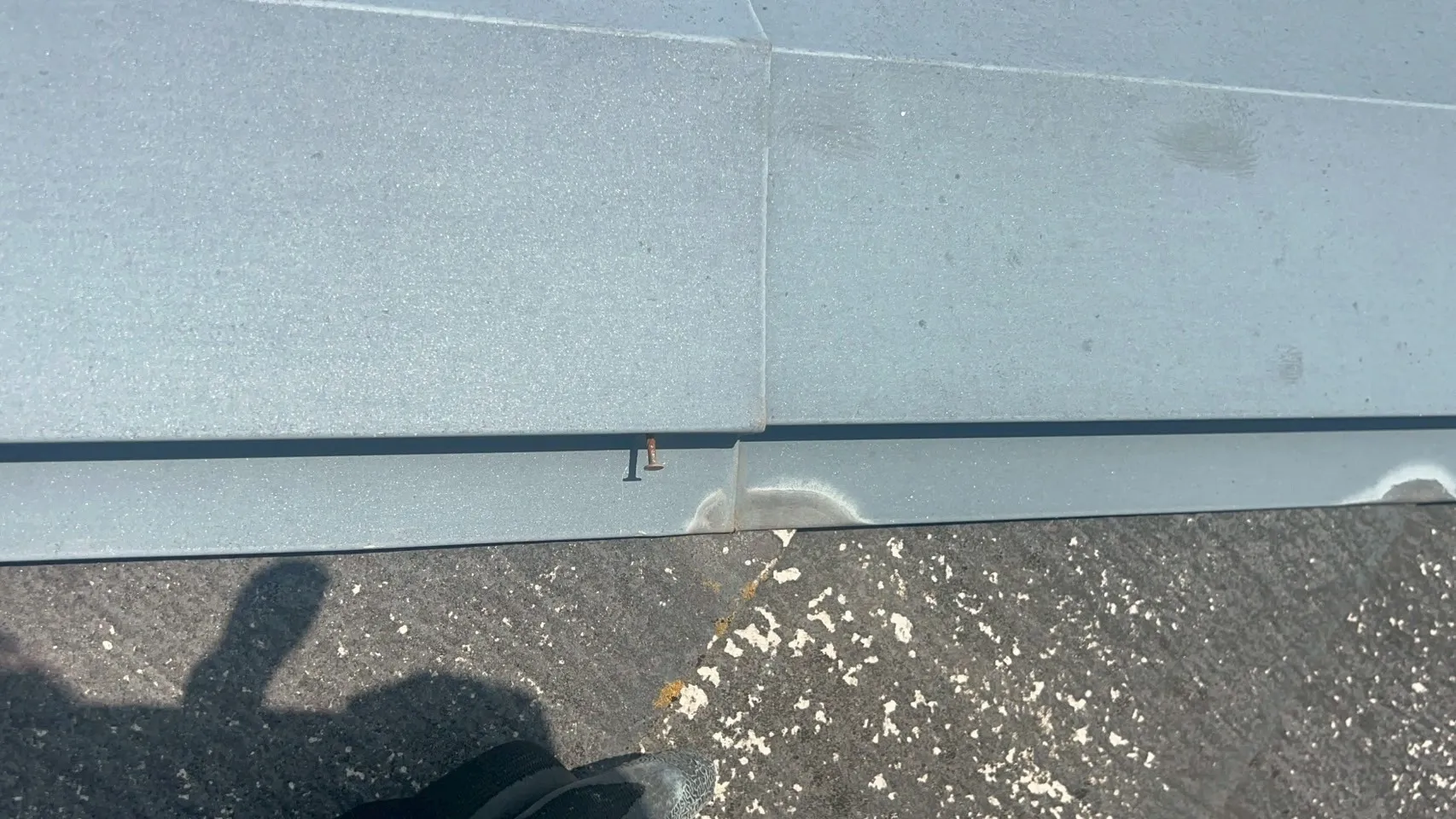 屋根の板金の釘が抜けかけています。