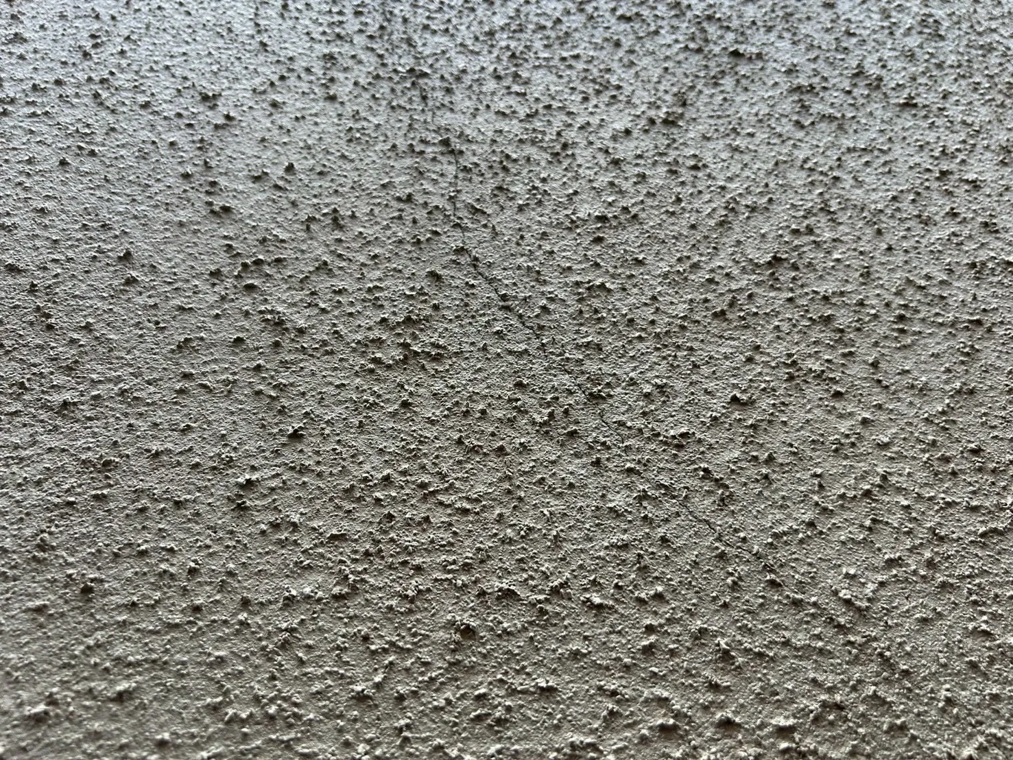 ひび割れが発生しています。