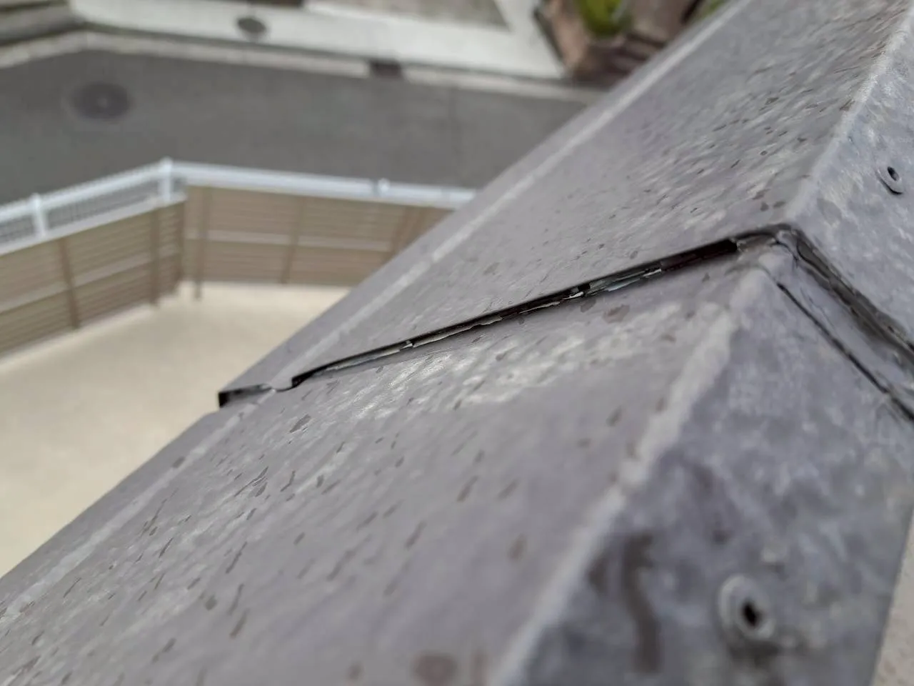 屋根板金に隙間ができています。