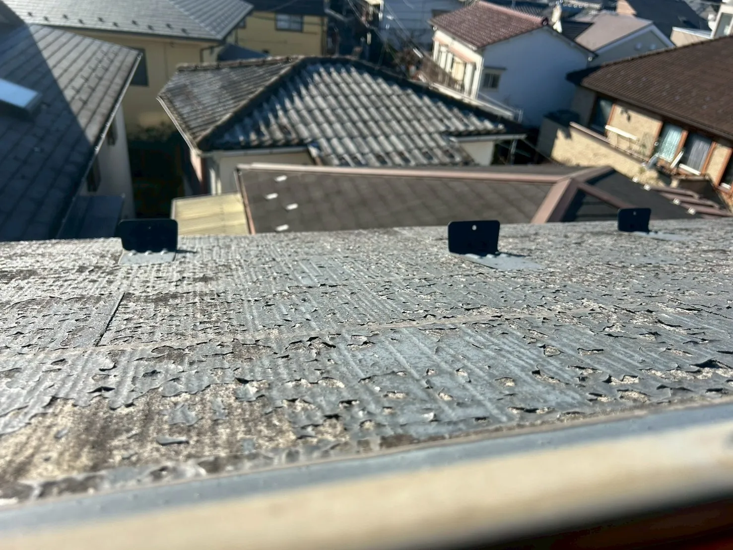 経年劣化により瓦表面が剥離しています。
