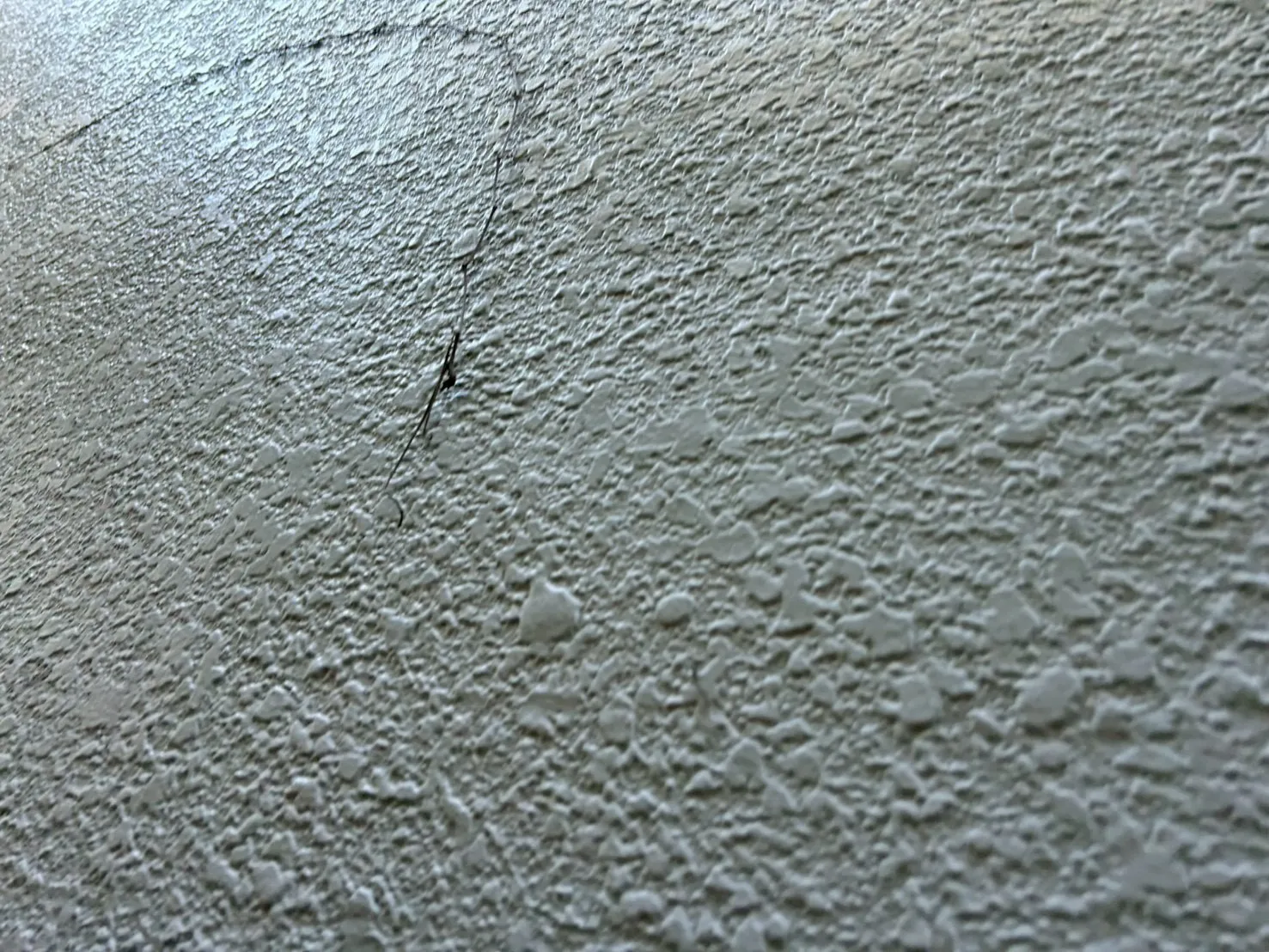 ひび割れています。