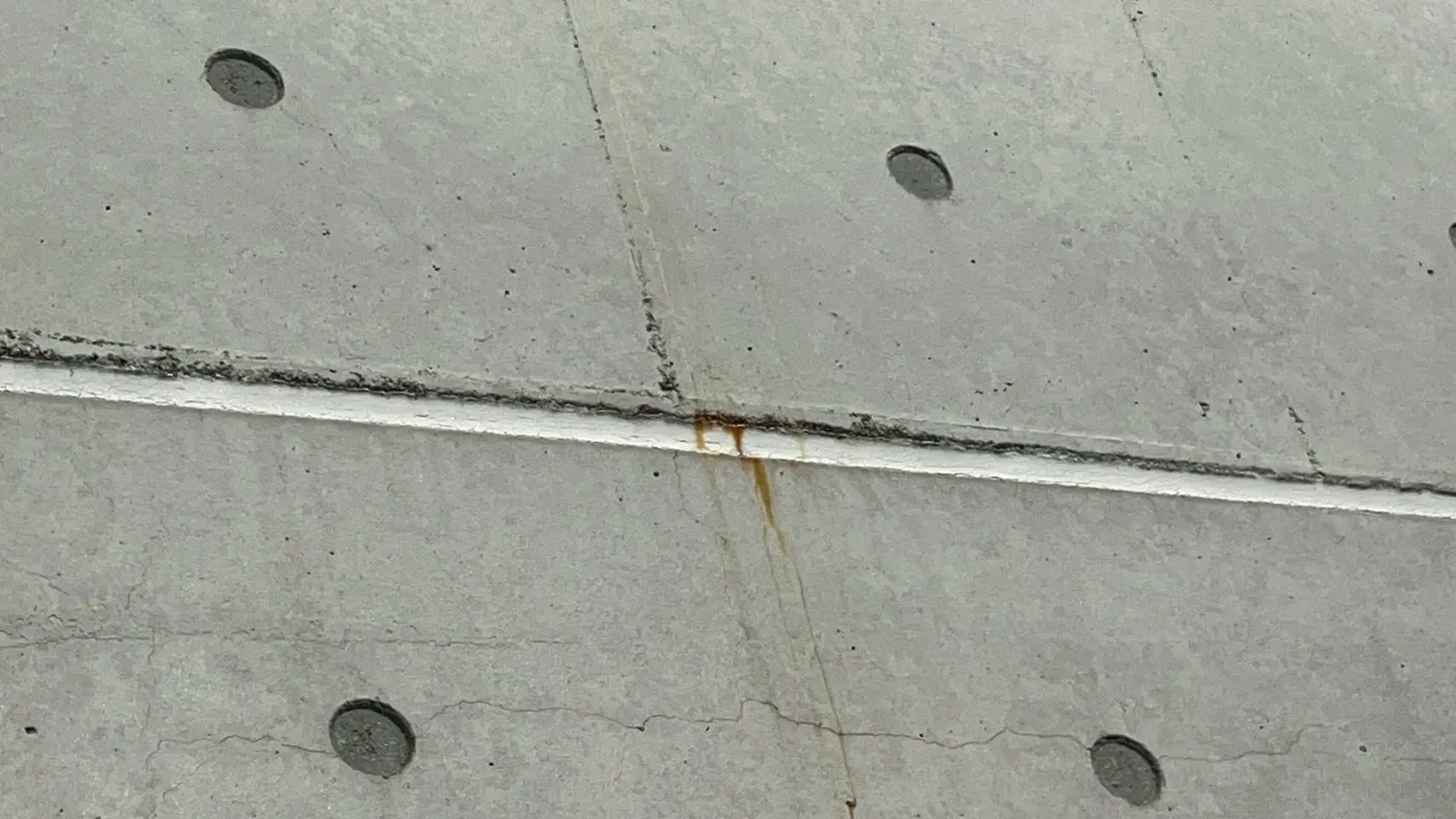 経年劣化により外壁にひび割れ・錆が出来ています。