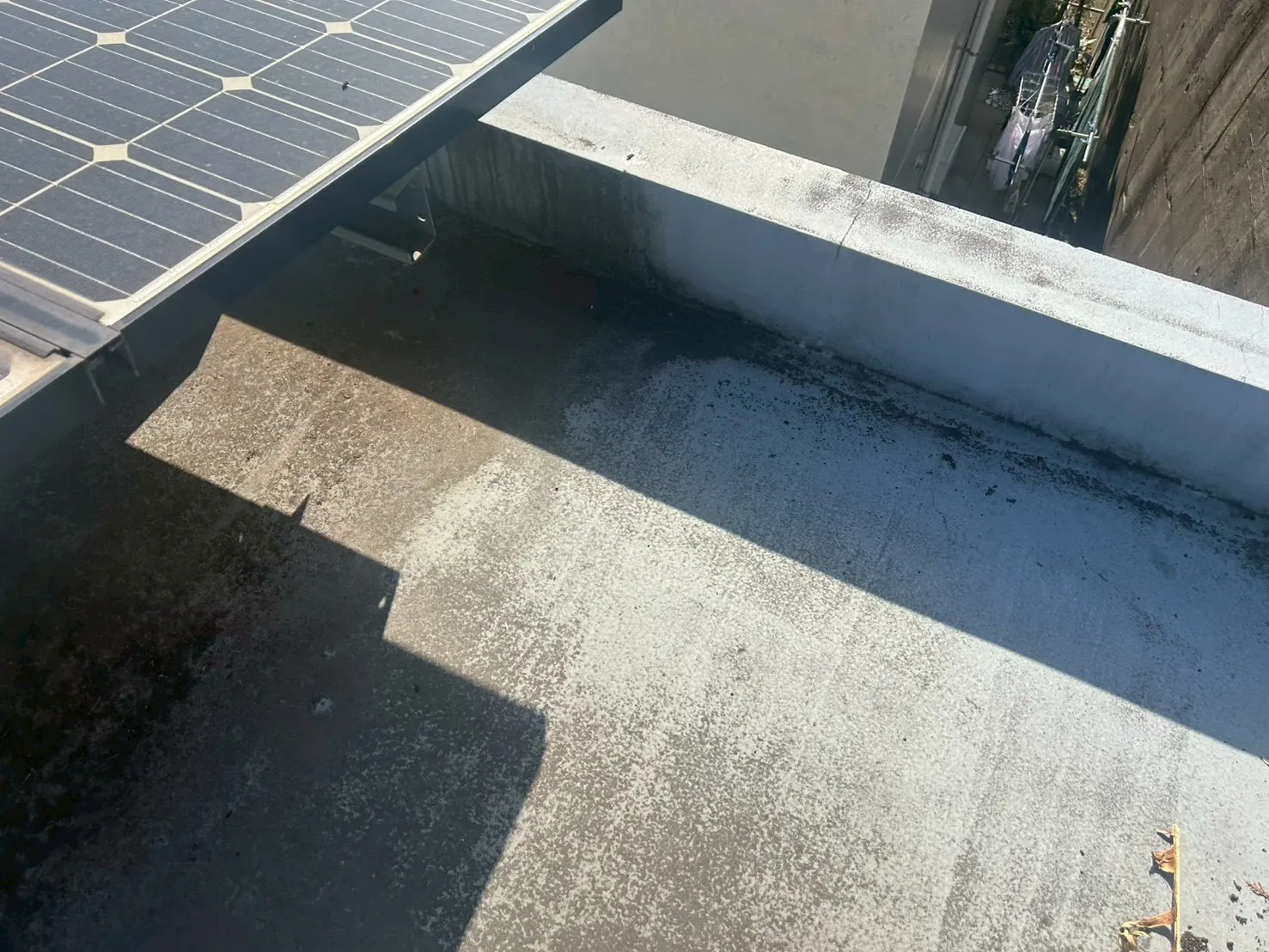 経年劣化により防水層の汚れが目立ちます。